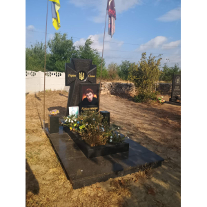 Памятник военному с казацким крестом